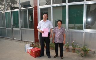 中秋佳節(jié)走訪(fǎng)慰問(wèn)職工家屬送祝福