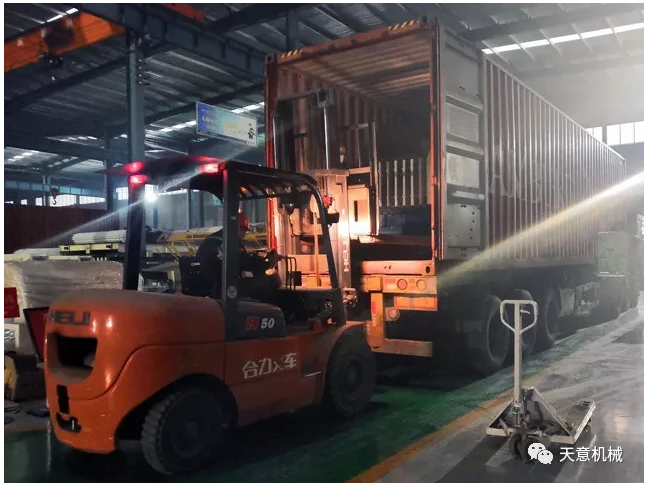 天意機(jī)械為柬埔寨客戶加工生產(chǎn)年產(chǎn)80萬平方輕質(zhì)墻板生產(chǎn)線成功裝車啟運(yùn)！